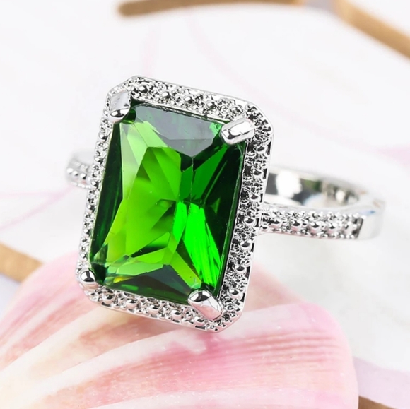 Large green stone ring!!! - Picture 2 of 8